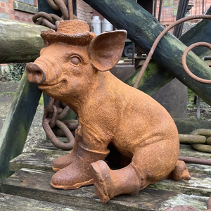 RUSTY METAL CAST IRON PIG IN WELLIES GARDEN ORNAMENT STATUE