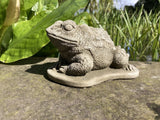 STONE GARDEN SMALL TOAD ON ROCK FROG POND ORNAMENT