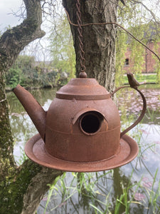 RUSTY METAL HANGING TEAPOT STYLE BIRD HOUSE / FEEDER GARDEN ORNAMENT