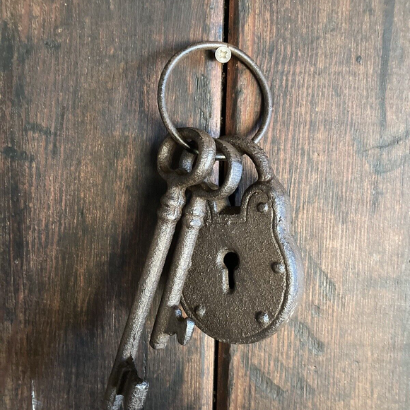 CAST IRON HANGING BUNCH OF KEYS & PADLOCK ORNAMENT