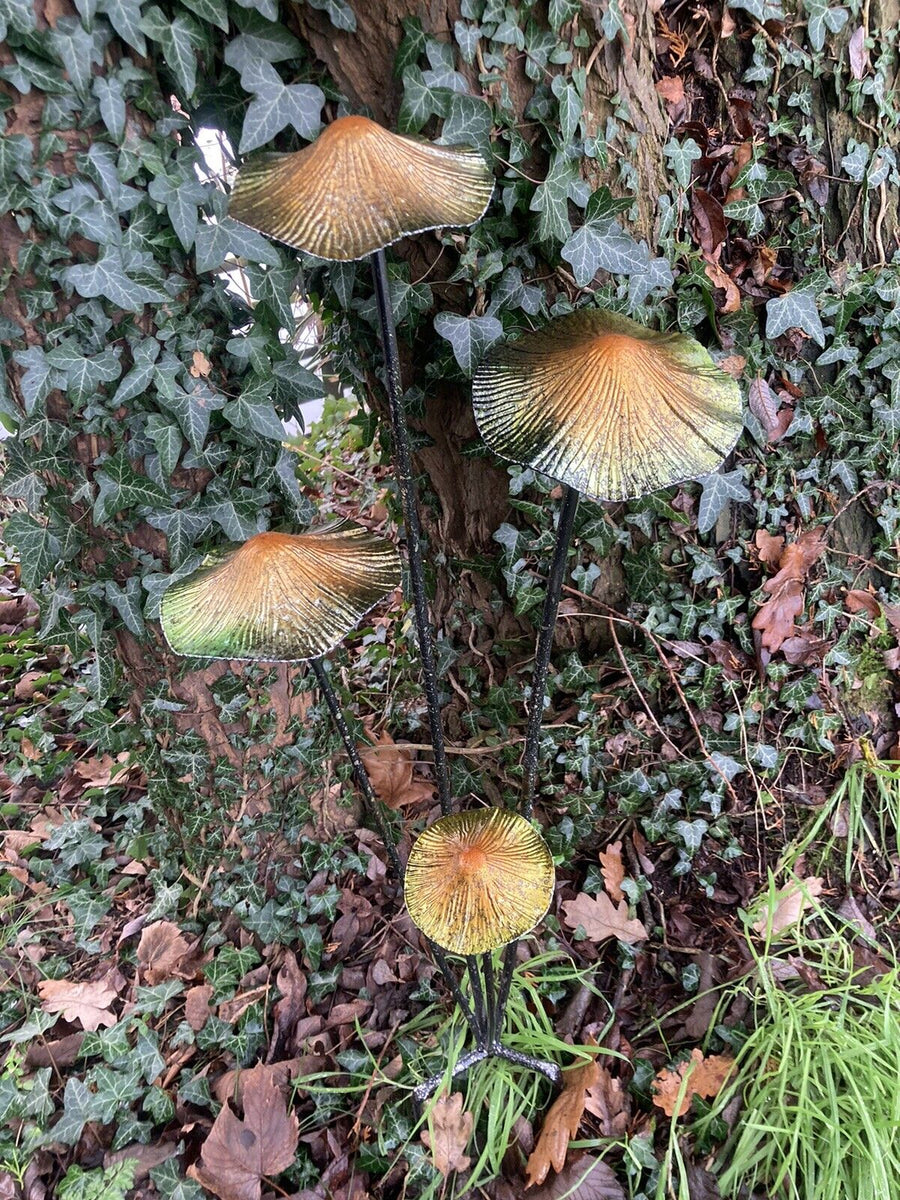 COLOURED METAL TOADSTOOL CLUSTER STAKE MUSHROOM GARDEN ORNAMENT ...