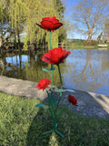 COLOURED METAL RED ROSE FLOWER CLUSTER STAKE GARDEN ORNAMENT