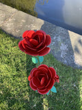 COLOURED METAL RED ROSE FLOWER CLUSTER STAKE GARDEN ORNAMENT