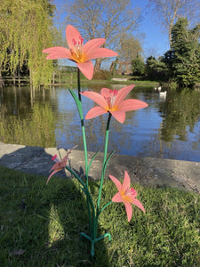 COLOURED METAL PINK LILY FLOWER CLUSTER STAKE GARDEN ORNAMENT