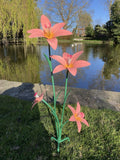 COLOURED METAL PINK LILY FLOWER CLUSTER STAKE GARDEN ORNAMENT
