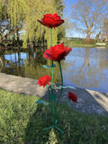 COLOURED METAL RED ROSE FLOWER CLUSTER STAKE GARDEN ORNAMENT