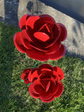 COLOURED METAL RED ROSE FLOWER CLUSTER STAKE GARDEN ORNAMENT