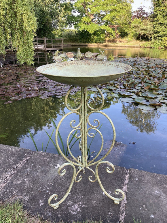 LARGE METAL GREEN BIRD BATH FEEDER GARDEN ORNAMENT - LIGHT WEIGHT