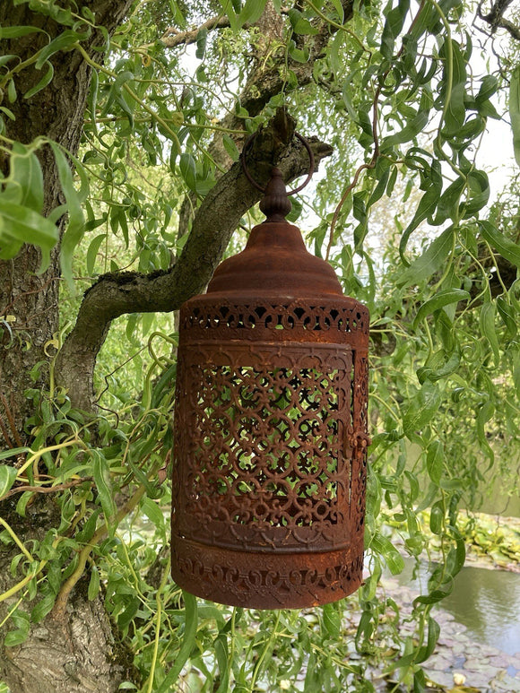 RUSTY METAL HANGING LANTERN GARDEN / INDOOR ORNAMENT