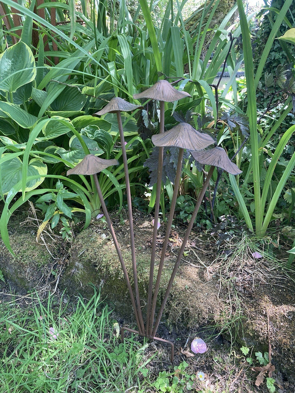 METAL TOADSTOOL CLUSTER MUSHROOMS GARDEN STAKE