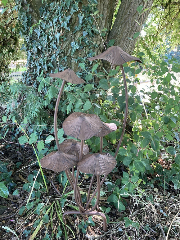 METAL TOADSTOOL CLUSTER MUSHROOM GARDEN STAKE