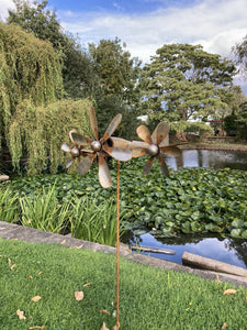 METAL GARDEN RUSTY AEROPLANE TRIPLE WIND SPINNER FLYING STAKE ORNAMENT
