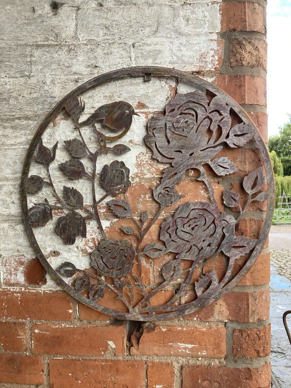 COLOURED METAL  ROBIN / ROSES WALL PLAQUE HANGING GARDEN ORNAMENT.
