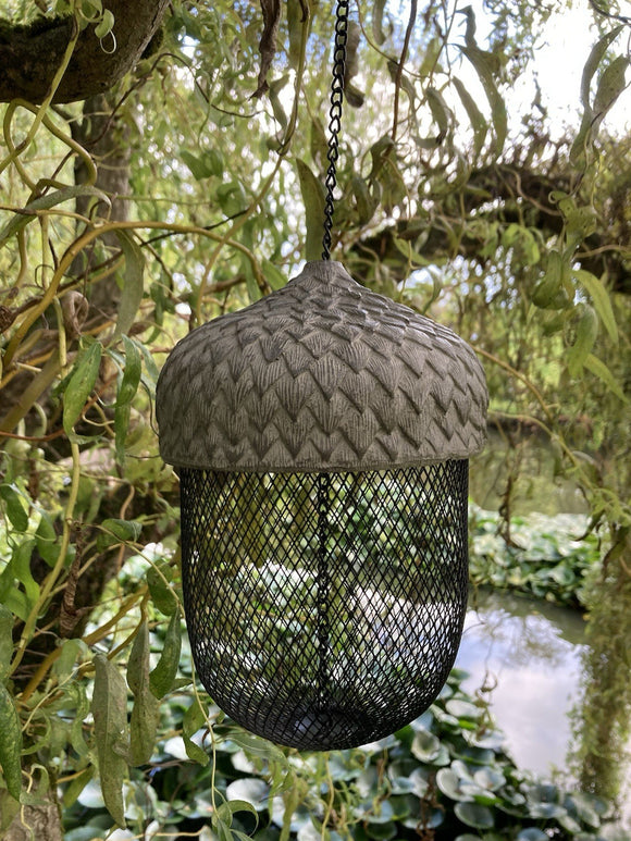 HANGING ACORN BIRD FEEDER GARDEN ORNAMENT.