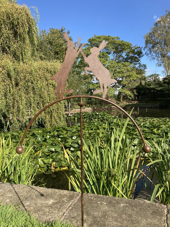 METAL BALANCING BOXING HARES STAKE GARDEN HARE ORNAMENT / DECORATION