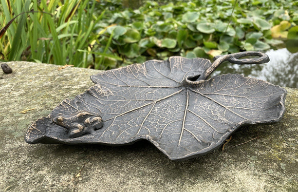 METAL CAST FROG ON MAPLE LEAF BIRD FEEDER DISH STATUE GARDEN ORNAMENT
