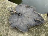 METAL CAST FROG ON MAPLE LEAF BIRD FEEDER DISH STATUE GARDEN ORNAMENT