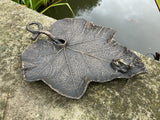 METAL CAST FROG ON MAPLE LEAF BIRD FEEDER DISH STATUE GARDEN ORNAMENT