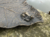 METAL CAST FROG ON MAPLE LEAF BIRD FEEDER DISH STATUE GARDEN ORNAMENT
