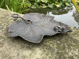 METAL CAST FROG ON MAPLE LEAF BIRD FEEDER DISH STATUE GARDEN ORNAMENT