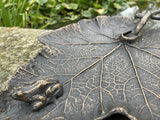 METAL CAST FROG ON MAPLE LEAF BIRD FEEDER DISH STATUE GARDEN ORNAMENT