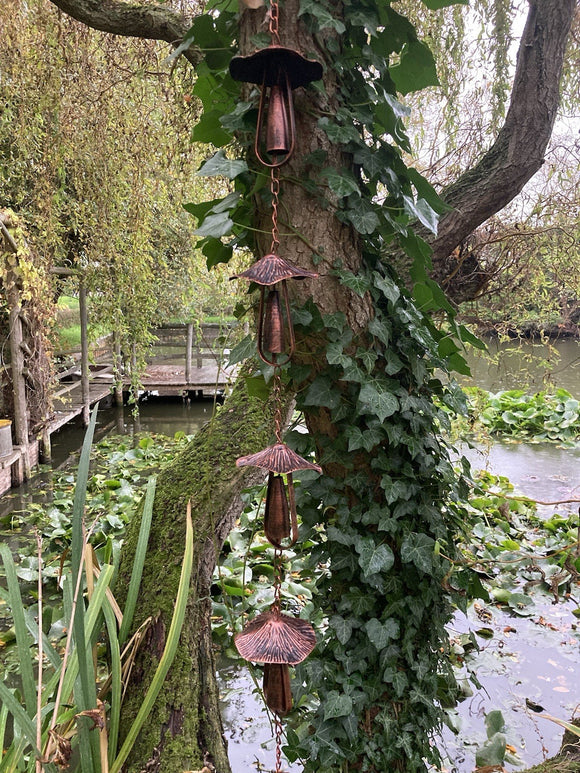 METAL HANGING MUSHROOM / TOADSTOOL BELL CHAIN GARDEN ORNAMENT DECOR