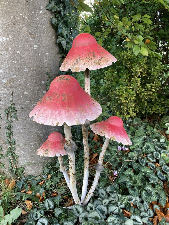 LARGE RUSTIC RED METAL TOADSTOOL / MUSHROOM CLUSTER STAKE GARDEN ORNAMENT