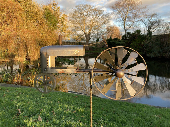 METAL GARDEN RUSTY TRACTOR WIND SPINNER STAKE ORNAMENT