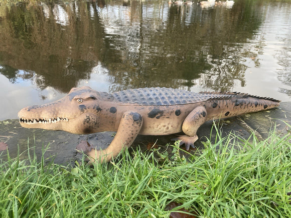 COLOURED METAL ALLIGATOR / CROCODILE POND STATUE GARDEN ORNAMENT