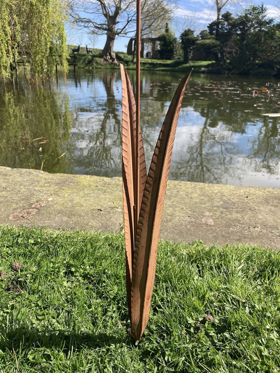 METAL GARDEN KINGFISHER ON REED / BULRUSH STAKE ORNAMENT – Ferney Heyes ...