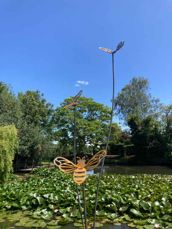 TALL RUSTY METAL TRIPLE BEE SPRAY GARDEN STAKE