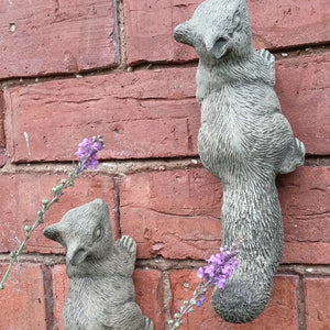 STONE GARDEN SET OF 2 CLIMBING WALL SQUIRRELS TREE PLAQUES ORNAMENTS