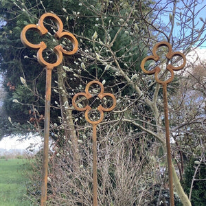SET OF 3 RUSTY METAL 1M CLOVER GOTHIC GARDEN SUPPORTS PLANT STAKES