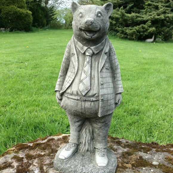 STONE GARDEN STANDING MR BADGER ORNAMENT STATUE (WIND IN THE WILLOWS)