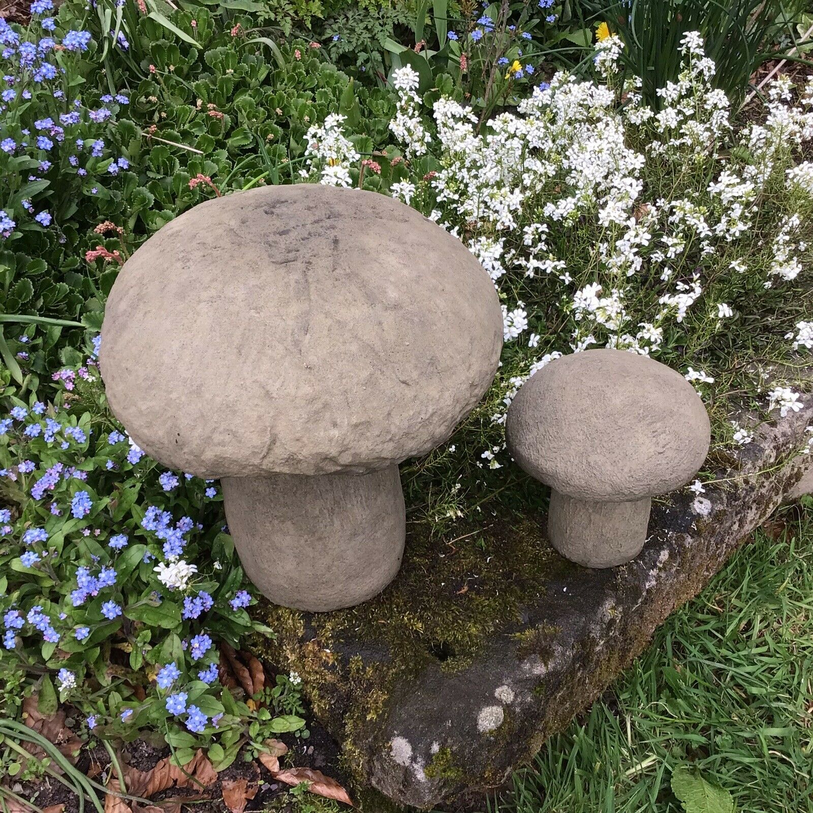 STONE GARDEN SET OF 2 RUSTIC OLD STYLE TOADSTOOLS / MUSHROOM ORNAMENTS ...