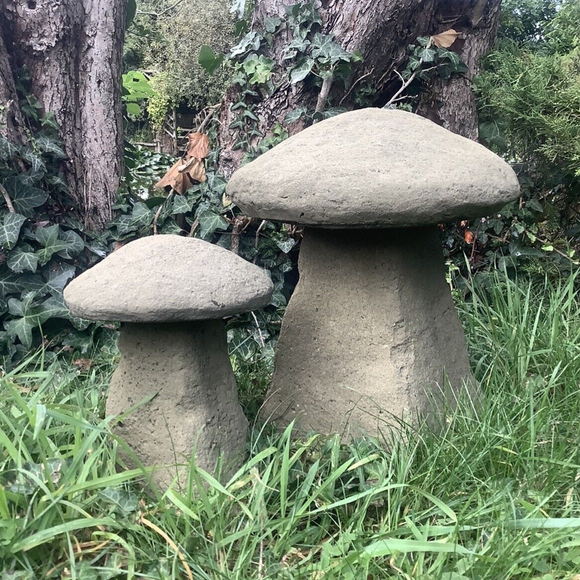 STONE GARDEN SET OF 2 RUSTIC OLD STYLE TOADSTOOLS MUSHROOM ORNAMENTS