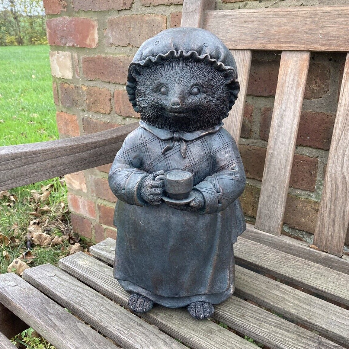 RESIN GARDEN LARGE MRS TIGGY WINKLE MRS HEDGEHOG STATUE ORNAMENT
