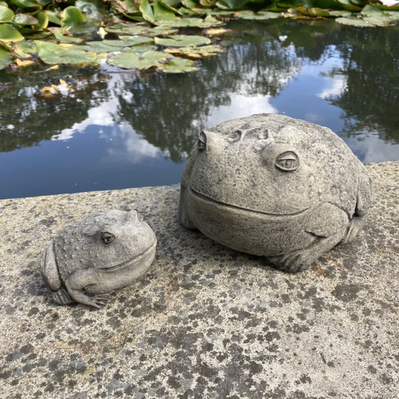 STONE GARDEN PAIR OF TOADS FROGS POND ORNAMENTS STATUES