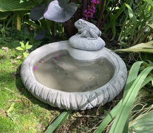 STONE GARDEN LOG STYLE BIRD BATH WITH TOAD BIRD FEEDER ORNAMENT