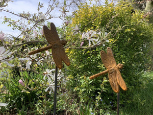 SET OF 4 RUSTY METAL DRAGONFLY PLANT SUPPORTS GARDEN DECORATIONS STEEL