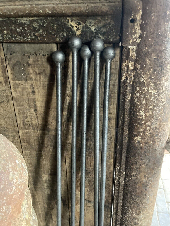 SET OF 5 x 1.2m TALL RUSTY METAL GARDEN BALL STAKES SUPPORTS - HEAVY DUTY